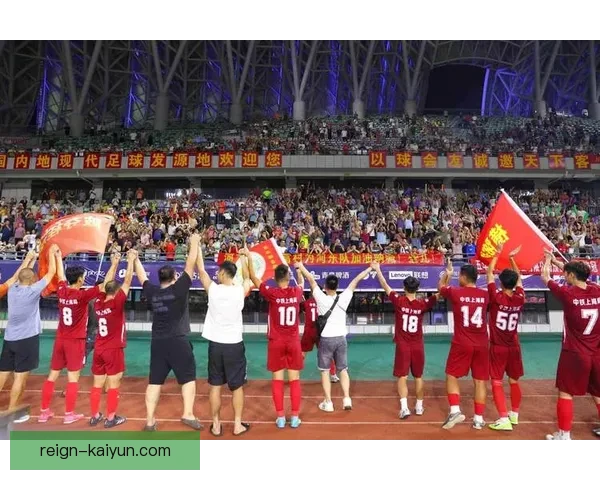 南美足球赛场迎来激情四溢的对决，球迷狂欢状态回暖，热力十足。