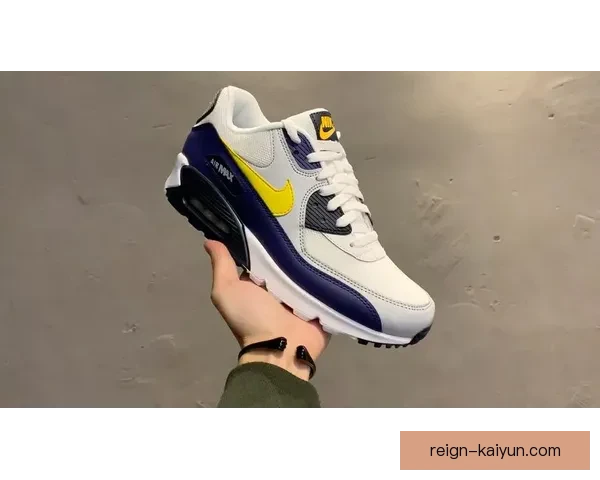 芬兰队服白蓝配色备受关注，展示国家队新形象与精神状态